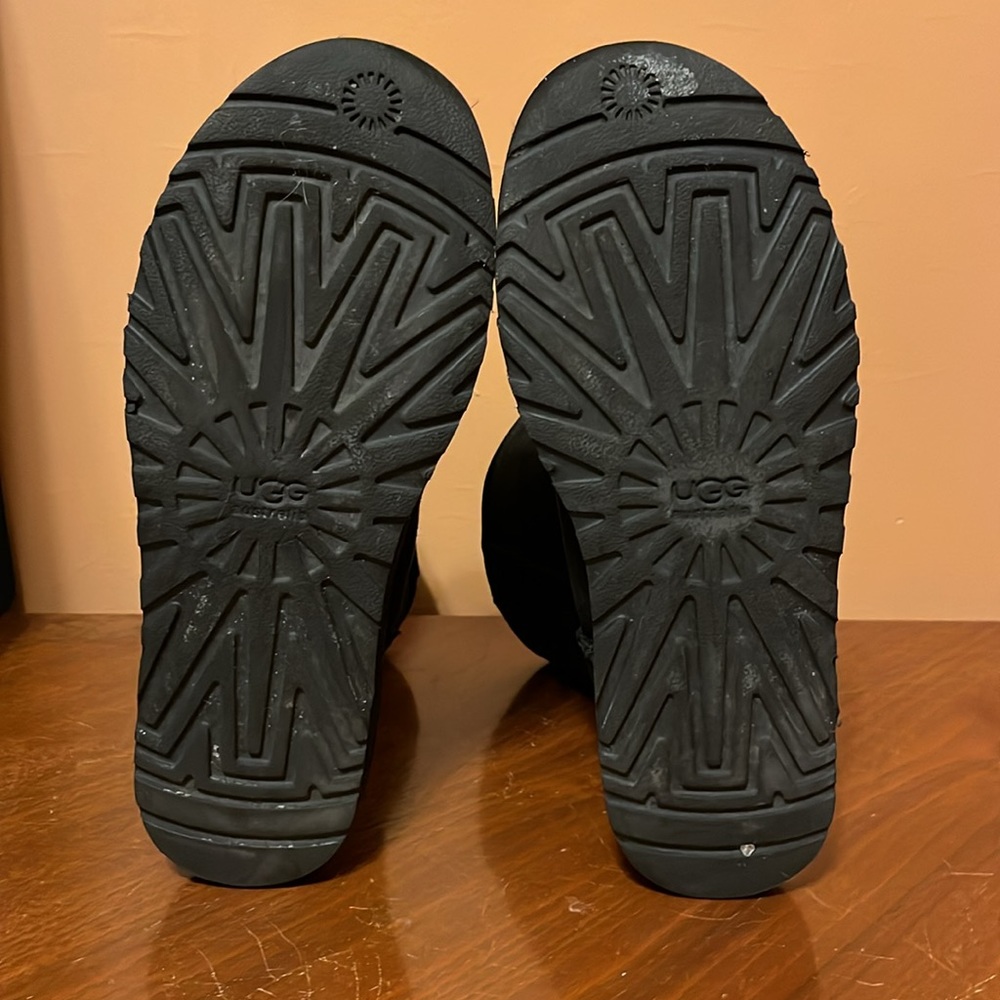 Pre-loved UGG Classic Short Boot - Size 9 in Black - Picture 12 of 14